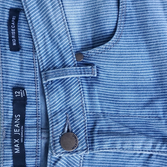 MAX JEANS- MID RISE CAPRI'S - Picture 2 of 6